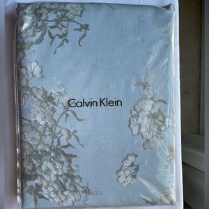 NWT   CALVIN KLEIN  TABLECLOTH   Wild Blossom   60” x 120”